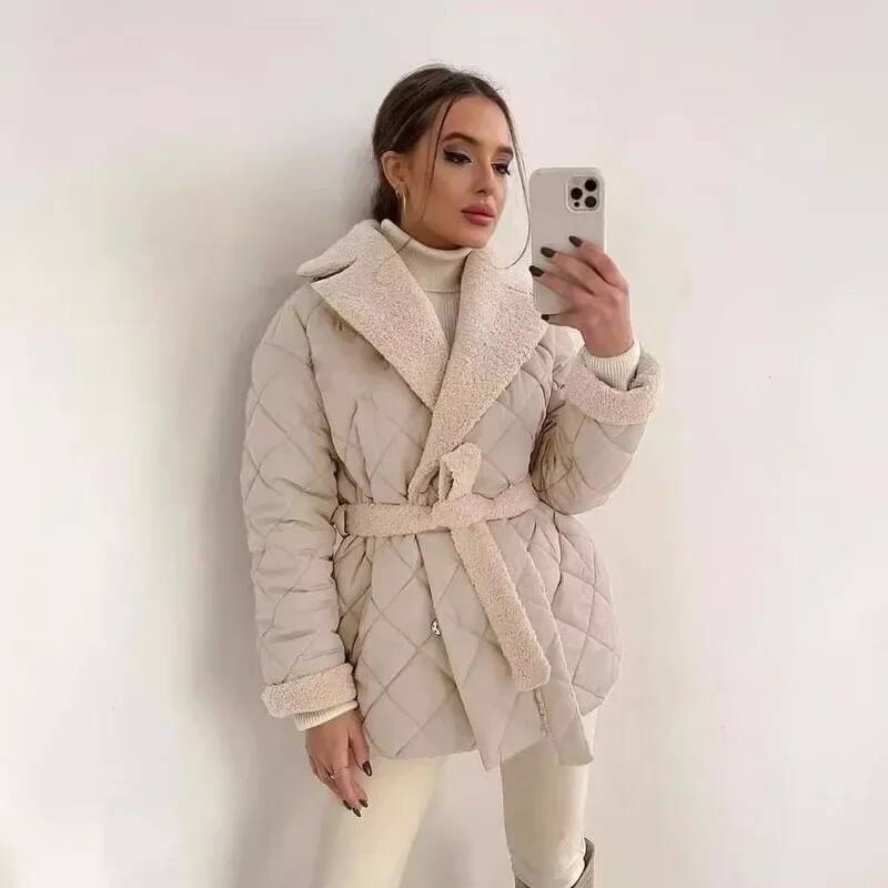 エレガントなキルティングとフェイクファーの裏地が特徴の、女性 - Street Fashion Fall 2025 のレビューと価格