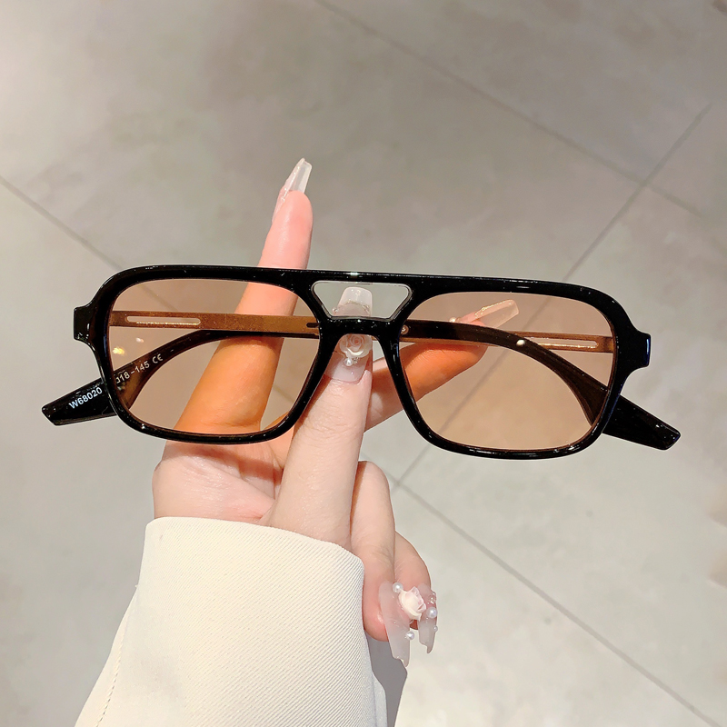 トレンドの女性用ダブルビームサングラス、スクエア型サマーサン - Street Fashion Glasses のレビューと価格